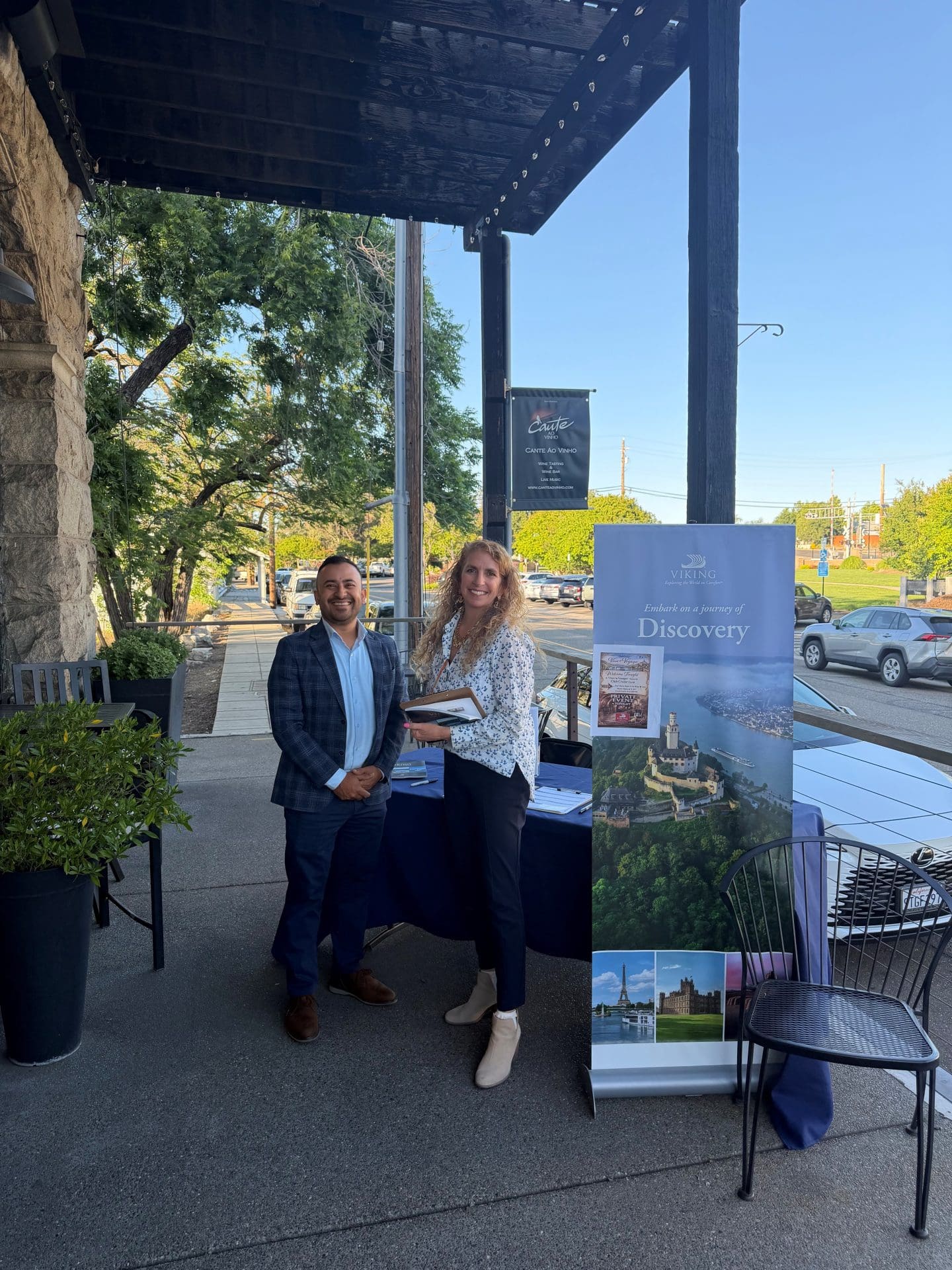 Mario Herrera pomaga wcielić w życie model edukacji gości Viking® dla Club Cruise™ w Północnej Kalifornii